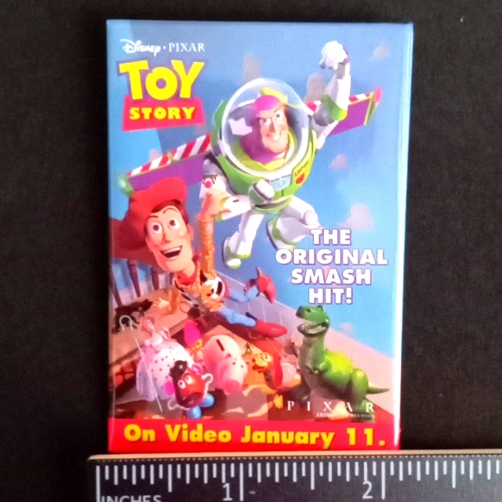 DISNEY STORE CAST MEMBER POSTER PIN - Picture 3 of 3